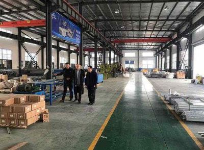 中國中小商業(yè)企業(yè)協(xié)會副會長薛美華率隊考察江蘇萬威電氣